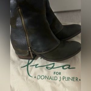 Rare Donald J Pliner Italian Boots Camouflage colored size 6